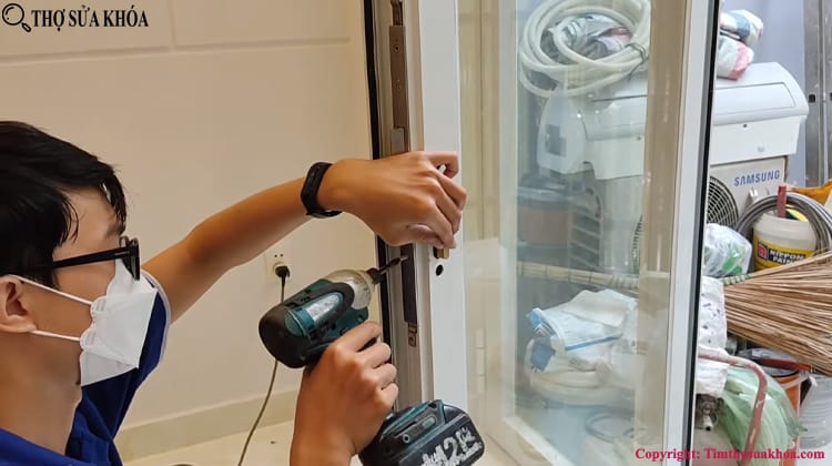 Cách lắp khóa cửa vân tay cửa nhôm