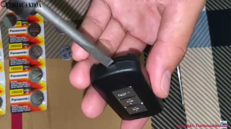Thay pin chìa khóa ô tô Mitsubishi
