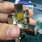 Chi tiết cách lắp khóa tủ kính