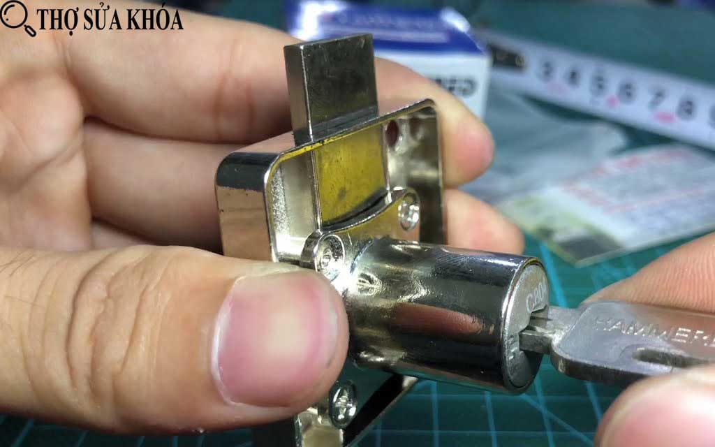 Chi tiết cách lắp khóa tủ kính