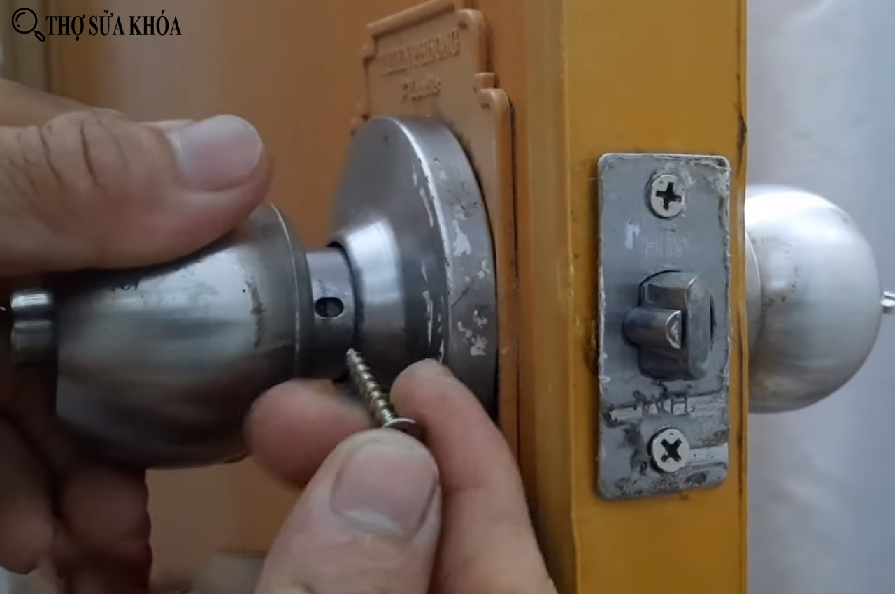 Cách thay khóa cửa tay nắm tròn