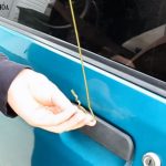 Cách mở khóa ô tô bằng móc treo quần áo