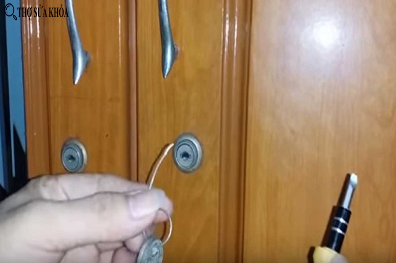 Cách mở khóa tủ bằng kẹp tăm