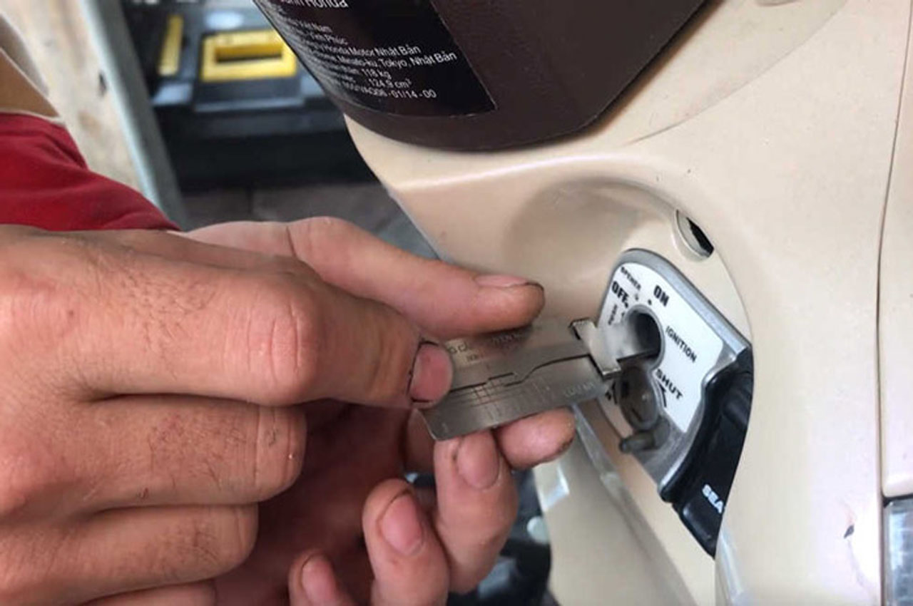 Kiểm tra ổ khóa xe máy bị kẹt do nguyên nhân gì?