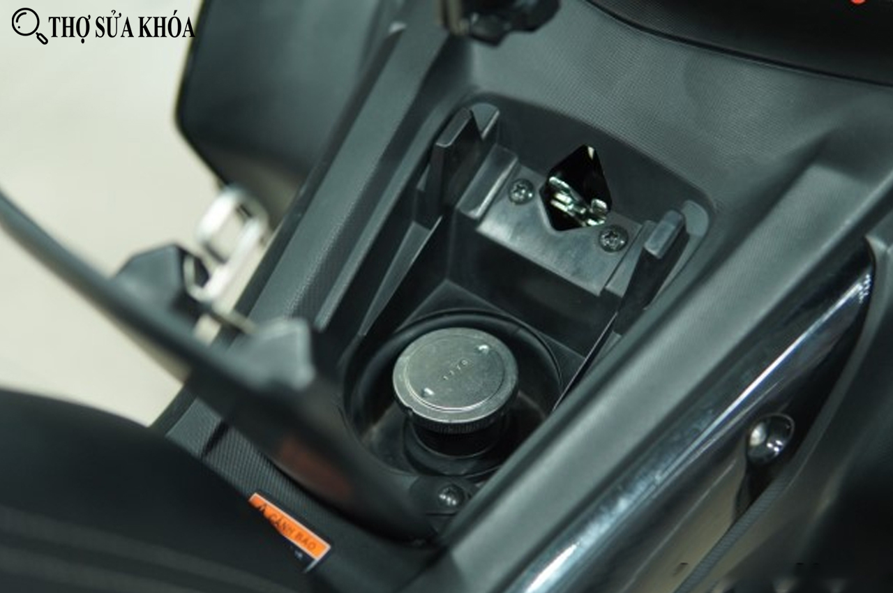 Cách mở bình xăng xe AirBlade bằng chìa khóa Smart Key