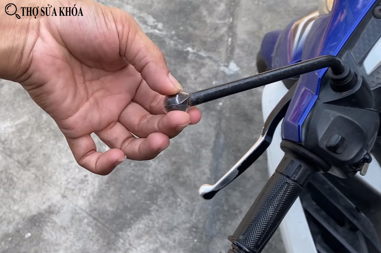 Cách sửa gương xe máy bị lỏng bằng miếng đệm nhựa