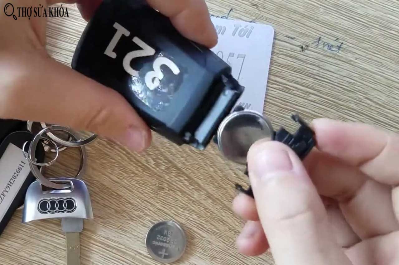 Cách Thay Pin Chìa Khóa Ô Tô Audi