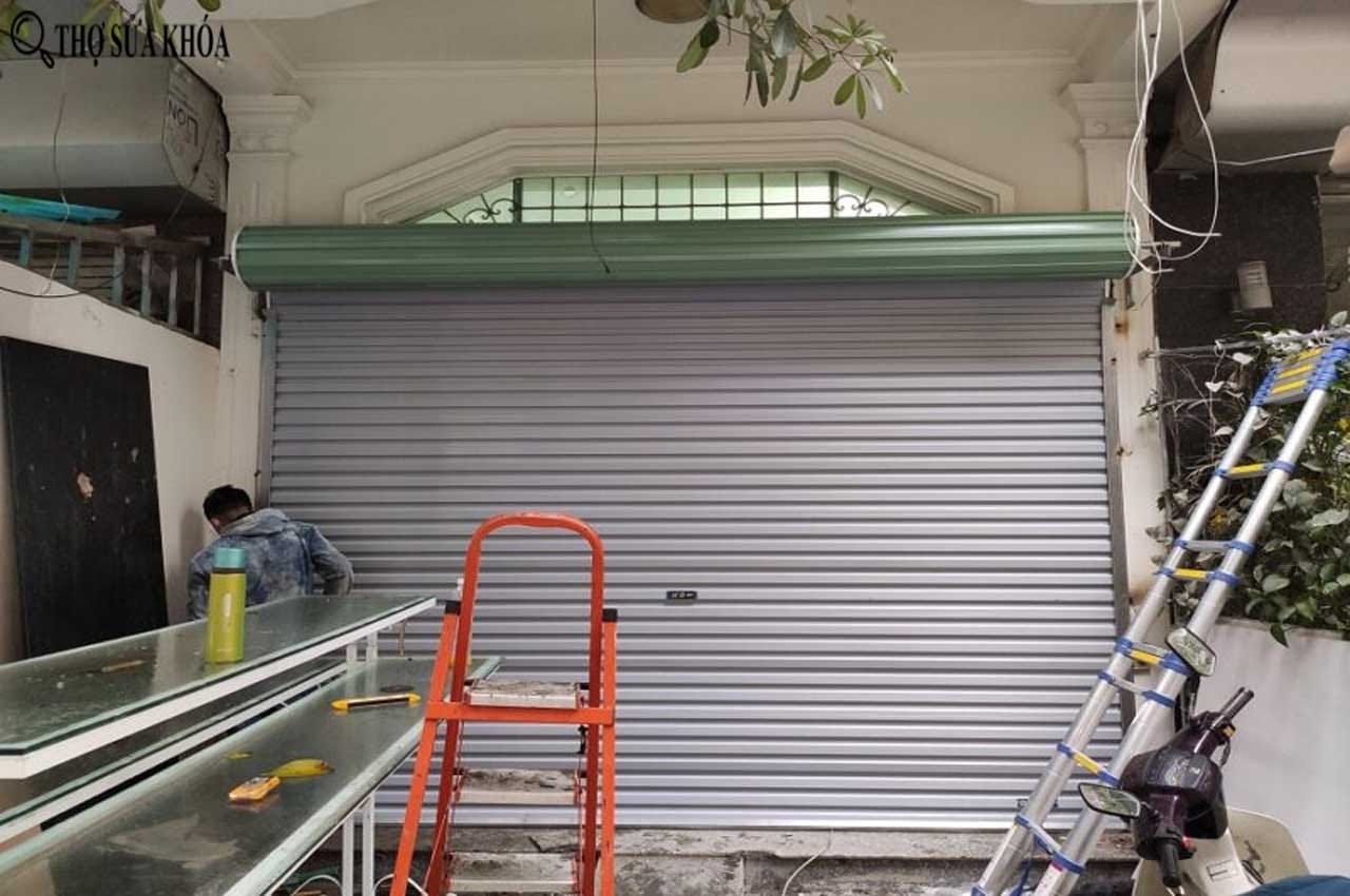 Hình ảnh: Thợ đang sửa cửa cuốn không kéo lên được