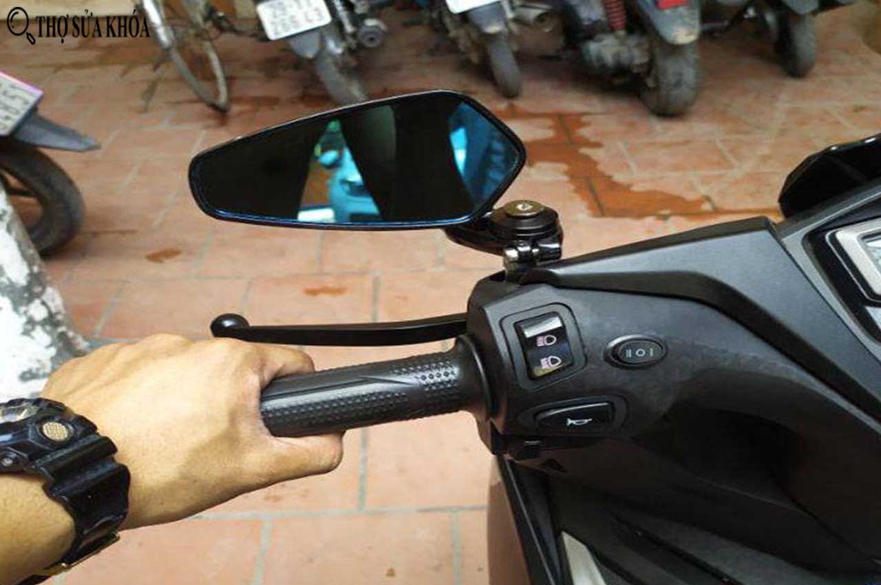cách sửa gương xe máy bị lỏng rung lắc
