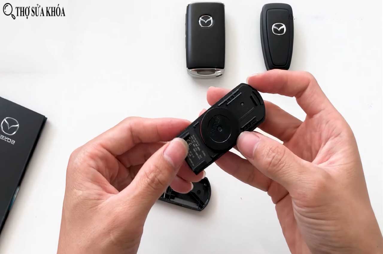 Tháo nắp pin chìa khóa