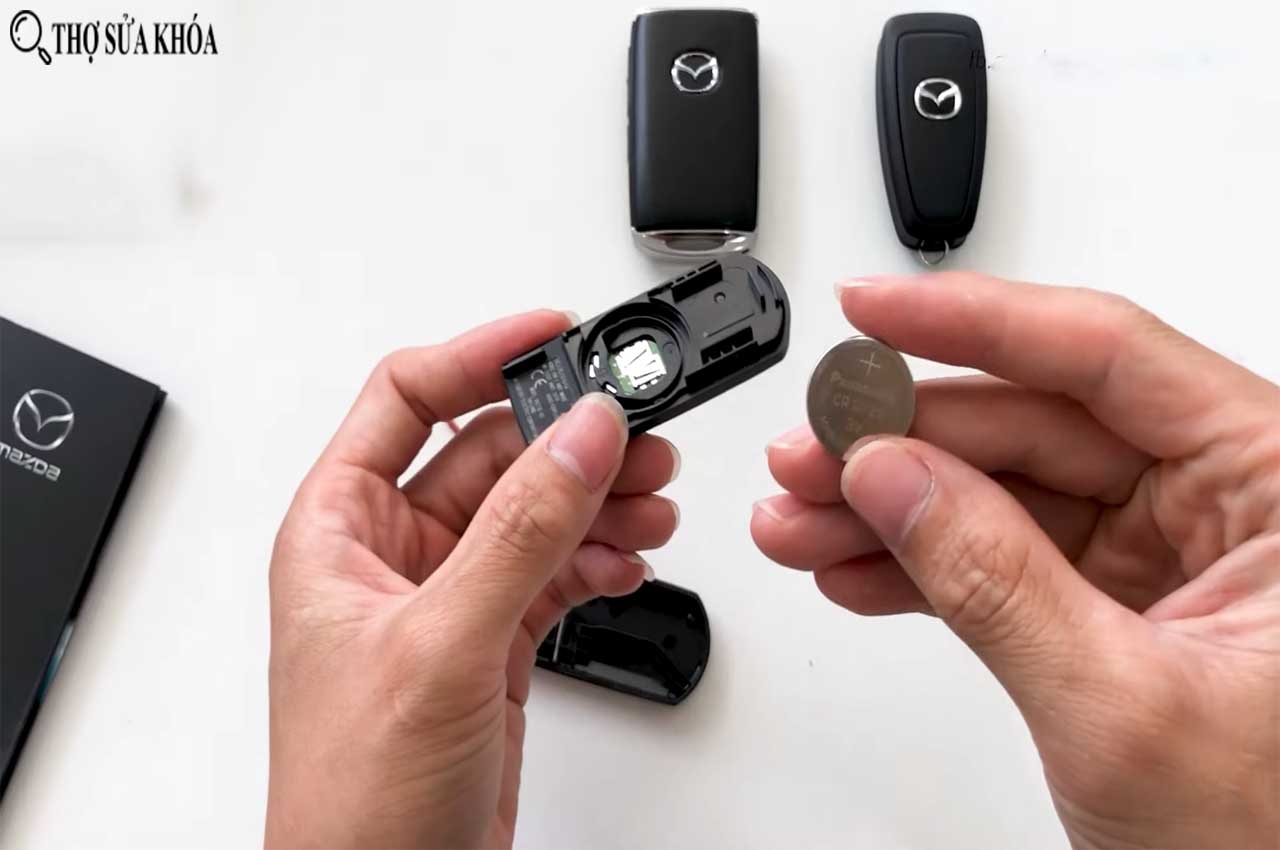 Tháo pin cũ ra khỏi chìa khóa