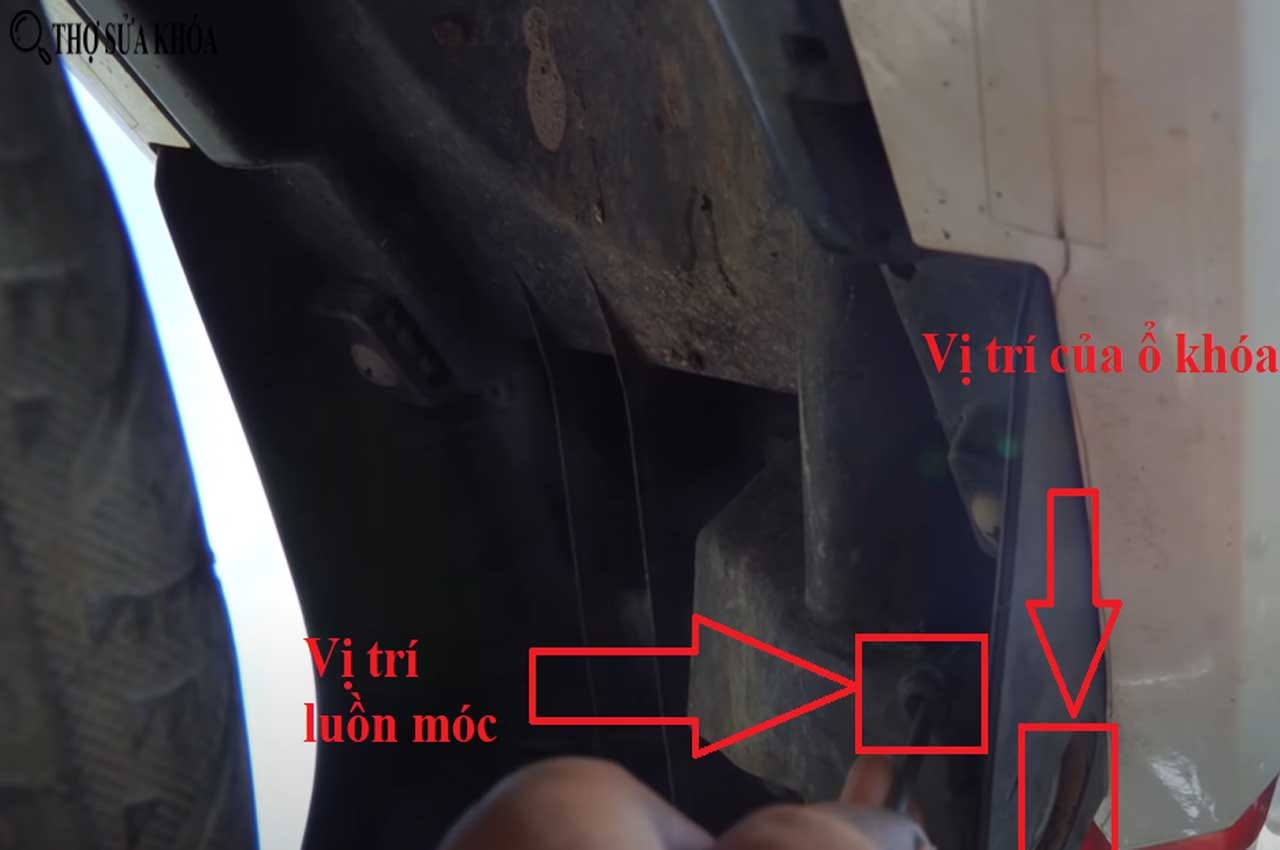 Cách mở cốp xe không cần khóa đơn giản