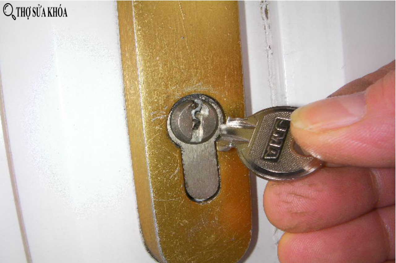 Hình ảnh: Khóa cửa bị gãy và kẹt chìa khóa bên trong
