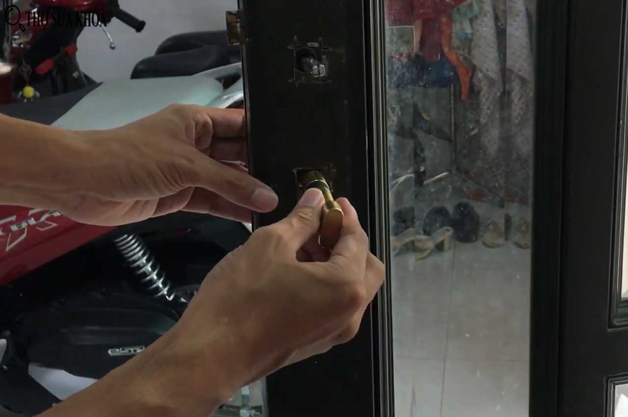 Hình ảnh: Thợ đang thay lõi khóa tay gạt