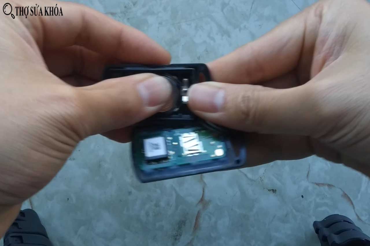 Các cách thay pin chìa khoá xe Janus