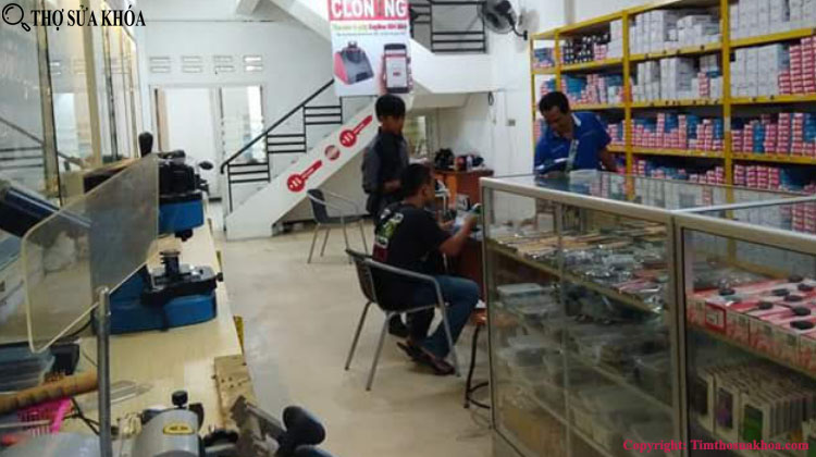 Cửa hàng khóa Quang Triều