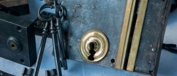 Mất Chìa Khóa Tủ Cổ Đồ Nội Thất Xưa: Cách Mở Để Không Làm Hỏng Đồ Cổ