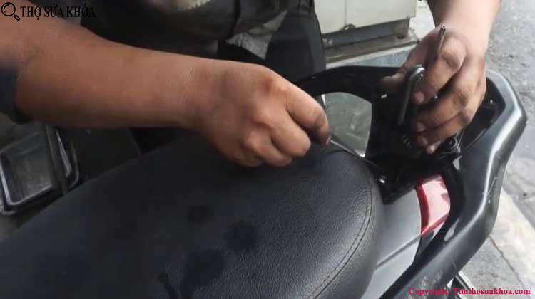 Cách mở cốp xe Winner khi mất chìa