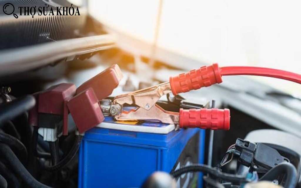 Kích điện từ ắc quy bên ngoài