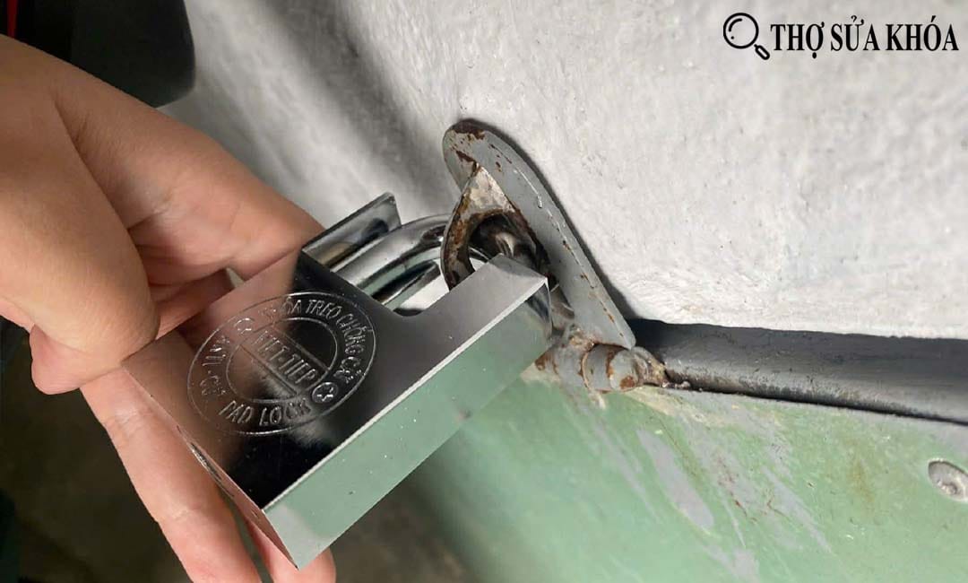 Cách mở khóa cửa chống cắt