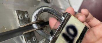 Cách mở khóa cửa chống cắt đơn giản không mất phí