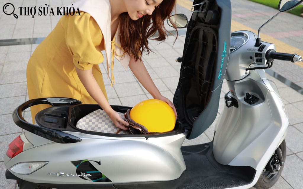 Cách mở cốp xe Grande 