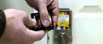 Bỏ Túi 4 Cách Mở Khóa Cửa Điện Tử Khi Hết Pin Không Cần Gọi Thợ