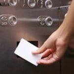 Cách cài thẻ từ thang máy vào điện thoại iphone