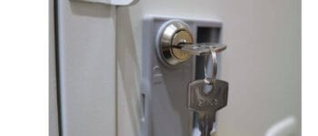 Cách mở khóa hộp tủ thuốc treo tường bị rỉ mốc kẹt lẫy sập gãy