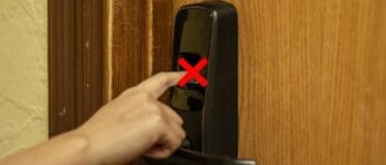 Khóa Vân Tay Hết Pin Phải Làm Sao? 4 Cách Xử Lý Ngay Không Cần Thợ