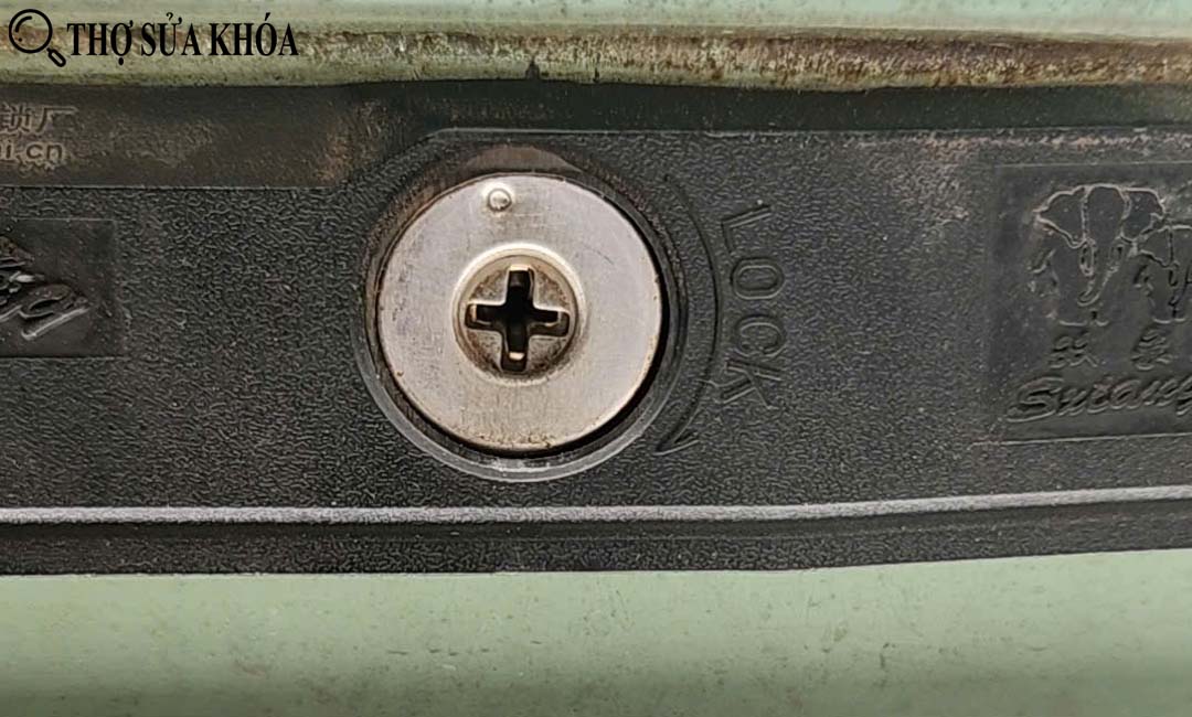 Cách lấy chìa khóa gãy ngậm trong cửa cuốn