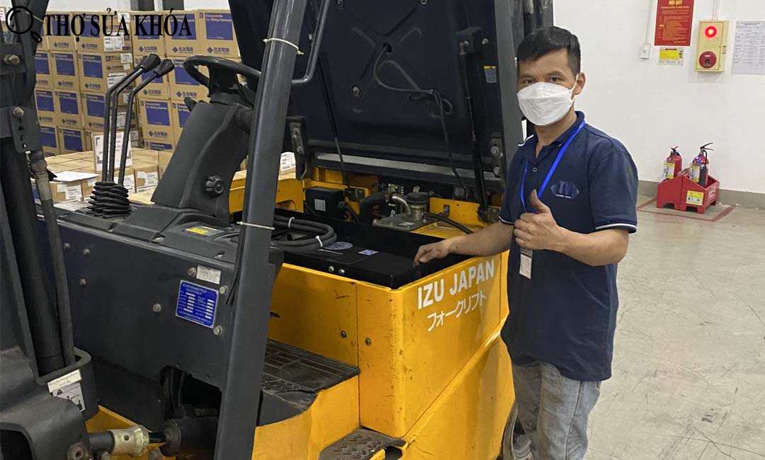 Đánh chìa khóa xe nâng điện TCM